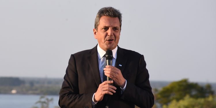 Tras los anuncios de medidas, Massa llegó a La Rioja para continuar con su gira federal