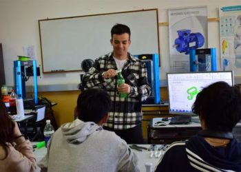 Un docente de Bariloche fue elegido entre los mejores 50 del mundo: lidera un proyecto de impresiones 3D para personas con artritis