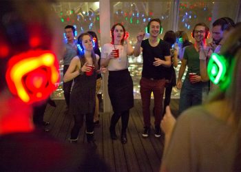 Un mal de época: el uso excesivo de auriculares con volumen alto y la creación de un mundo sonoro «que no es real»