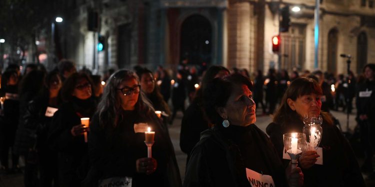 Una vigilia “por las mujeres de la resistencia” y un abrazo al Palacio de La Moneda