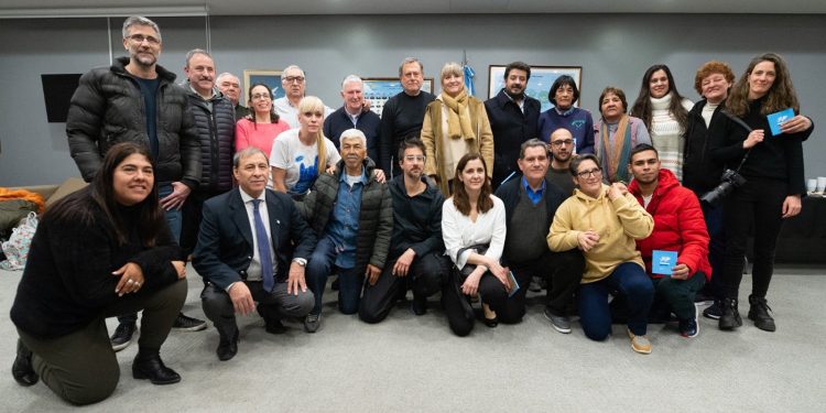 Volvieron de Malvinas familiares de soldados enterrados en el cementerio de Darwin
