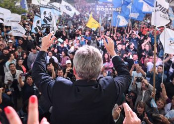 Agustín Rossi: “Démosle la espalda a la Argentina del sálvese quien pueda”