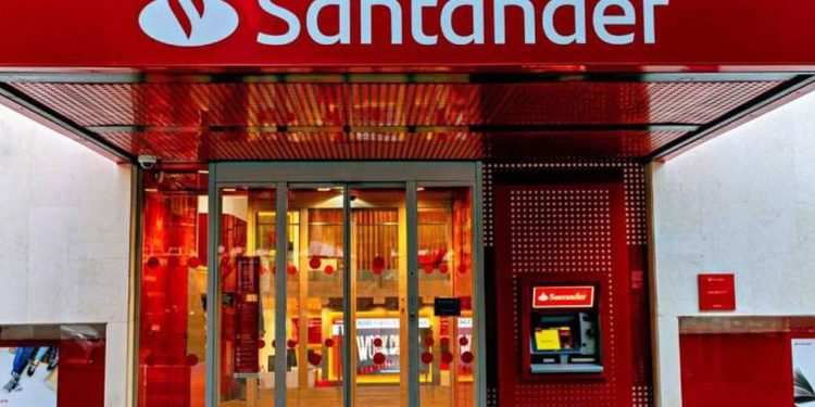 Allanaron el banco Santander por maniobras de dólares con una empresa fantasma