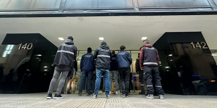 Allanaron “la mayor cueva de la city porteña” por maniobras con el dólar