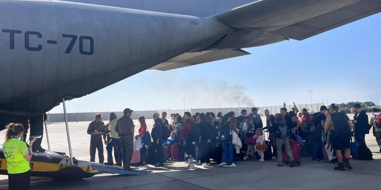 Aterrizó en Roma el tercer vuelo del Hércules con otros 46 argentinos evacuados de Israel
