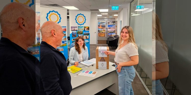 Avanza la votación de los argentinos en el exterior