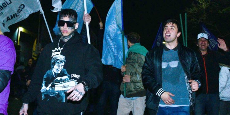 Cantar y coser frente al abismo