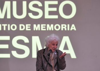 Carlotto destacó el valor de la democracia y, sin nombrarlo, dijo que Milei “es una farsa”