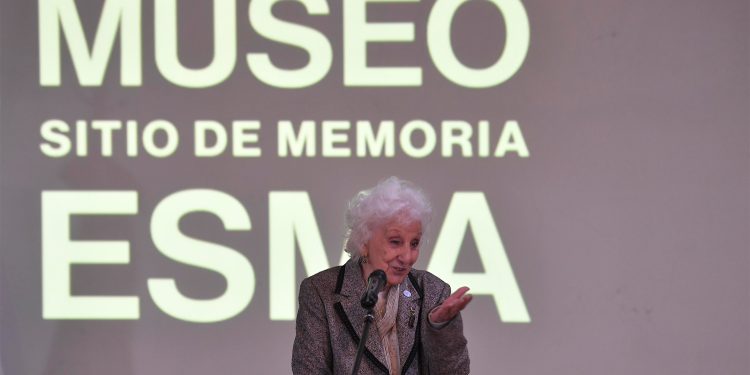 Carlotto destacó el valor de la democracia y, sin nombrarlo, dijo que Milei “es una farsa”