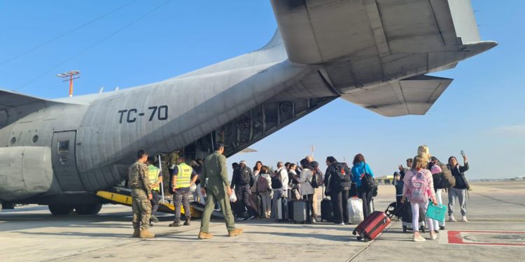 Comenzó la evacuación de los argentinos que pidieron salir de Israel