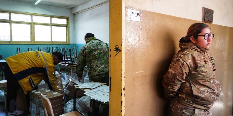 Continúa el operativo de distribución de urnas y material electoral en todo el país
