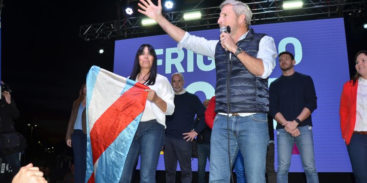 Denuncian a Frigerio por extorsión y lo acusan de intentar bajar listas de Milei