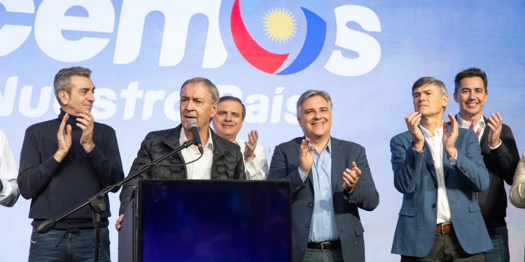 El candidato presidencial Juan Schiaretti cierra su campaña en la capital de Córdoba