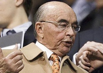 El Gobierno impulsa una acción judicial contra el magnate Joe Lewis