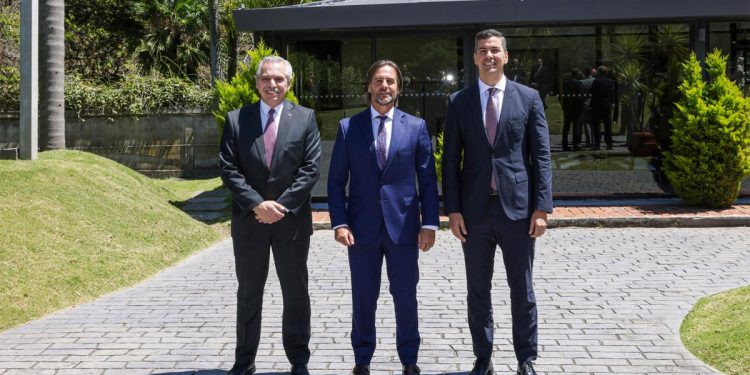 El presidente se reunió Montevideo con sus pares de Uruguay y Paraguay por el Mundial 2030