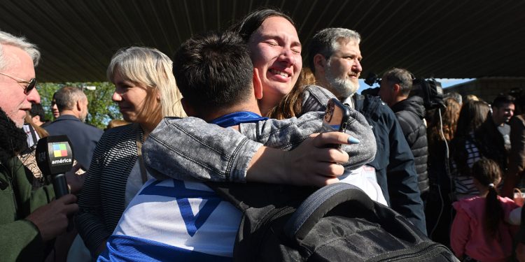 Emotivo reencuentro de los argentinos evacuados de Israel con sus familias