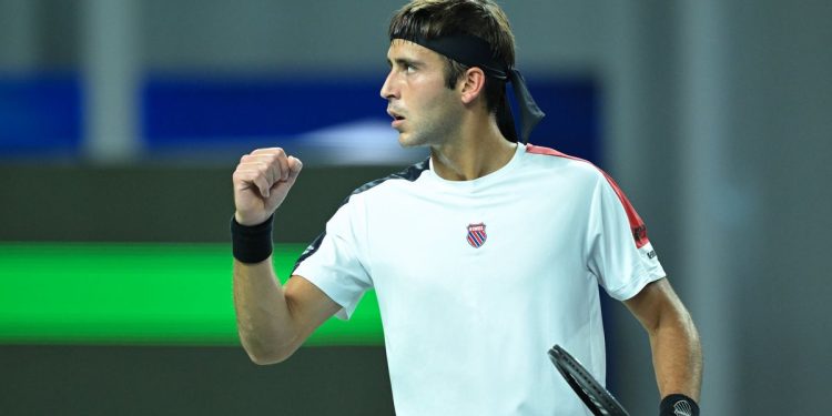 Etcheverry debutó en París con una dura batalla y ahora lo espera el rival más difícil
