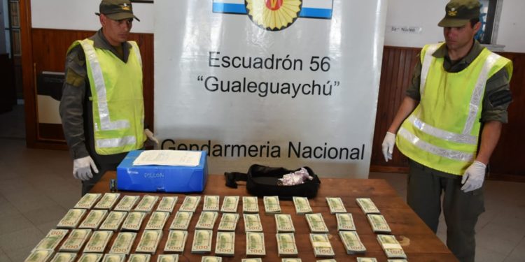 Gendarmería secuestró medio millón de dólares ocultos en un auto en Entre Ríos