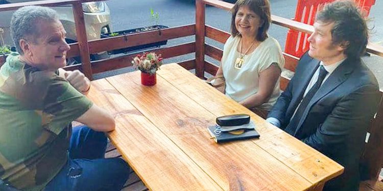 «Gracias, Patricia» y un meme de un león abrazando a un pato: el mensaje unificado de los libertarios, de Milei para abajo