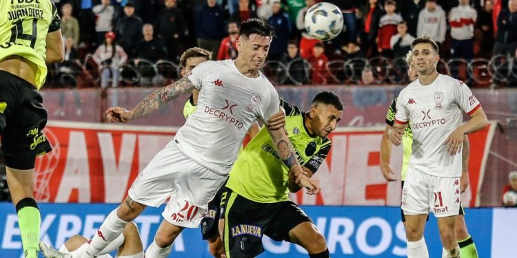Huracán no logra sacar la cabeza de la arena
