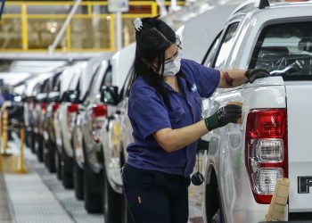 La actividad industrial retrocedió 3,1% interanual y subió 0,5% respecto a julio