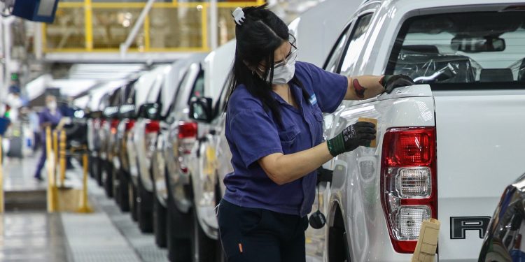 La actividad industrial retrocedió 3,1% interanual y subió 0,5% respecto a julio