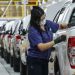La actividad industrial retrocedió 3,1% interanual y subió 0,5% respecto a julio