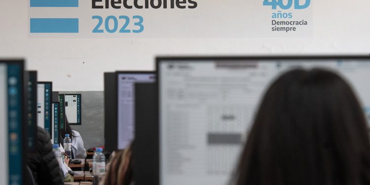 La DINE realizó un exitoso simulacro de la transmisión y recuento de votos