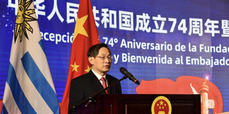 La firma del TLC con China está a la espera de “una decisión política”, aseguró su embajador