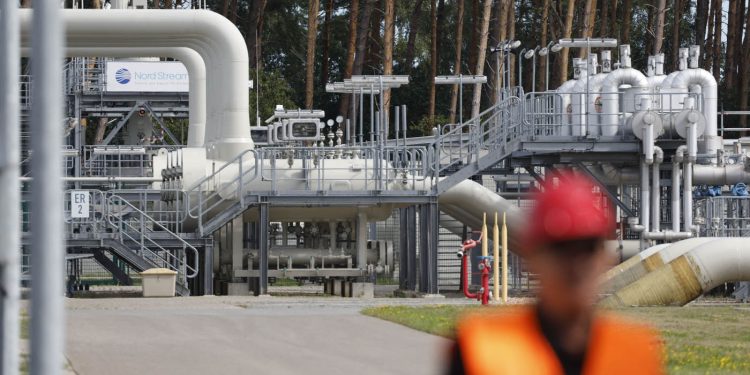 La guerra empuja el precio del petroleo y peligra el suministro a Europa y EEUU