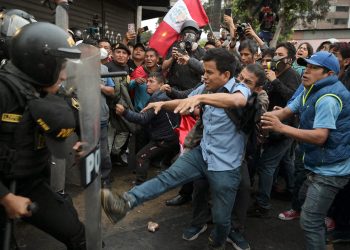 La mitad de los peruanos ve la emigración como salida para sus problemas