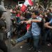 La mitad de los peruanos ve la emigración como salida para sus problemas