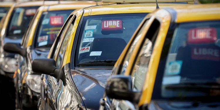 La tarifa de taxis aumenta 25% y pasa a $ 54,80 la ficha y 548 la bajada de bandera