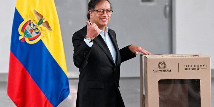 Los colombianos votan gobernadores y alcaldes en prueba electoral para Petro