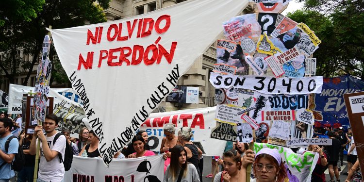 Masivo repudio a Milei por negar a los 30.000 desaparecidos
