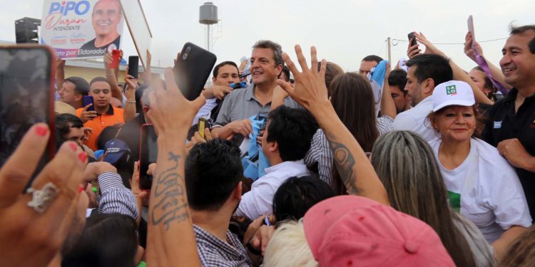 Massa cierra una caravana en La Matanza, junto a Kicillof y Máximo Kirchner