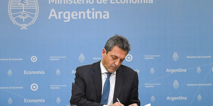 Massa confirmó la importación de combustible y espera una rápida normalización