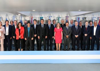 Massa consigue el respaldo de 19 gobernadores de distintos espacios para el balotaje