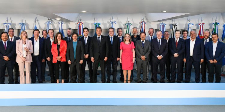 Massa consigue el respaldo de 19 gobernadores de distintos espacios para el balotaje