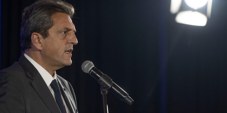 Massa dijo que crece el abastecimiento de combustible y advirtió por especulación