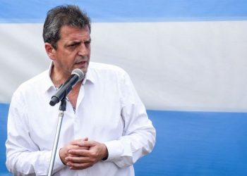 Massa se acerca a la UCR en plena furia radical contra eje Milei-Macri
