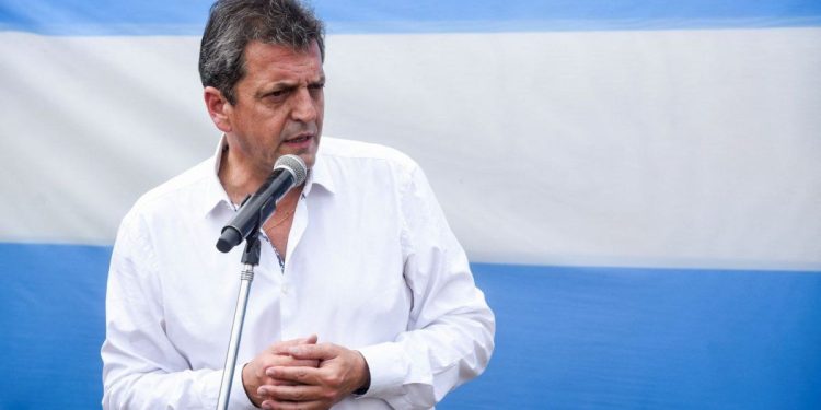Massa se acerca a la UCR en plena furia radical contra eje Milei-Macri