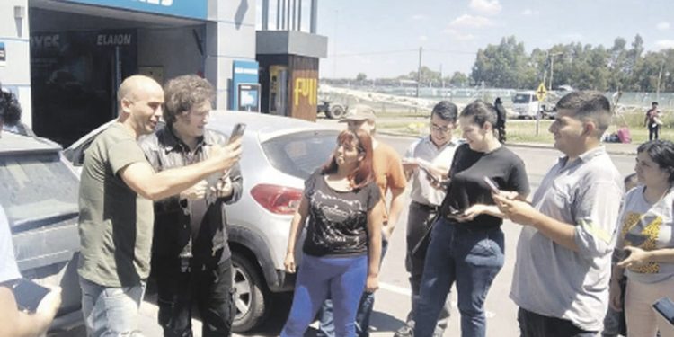 Milei, ahora preocupado por escrutinio y fiscales, reclama más control en balotaje