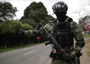 Pobladores retuvieron a 18 militares que cumplían tareas electorales en Colombia