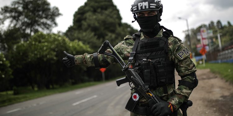 Pobladores retuvieron a 18 militares que cumplían tareas electorales en Colombia