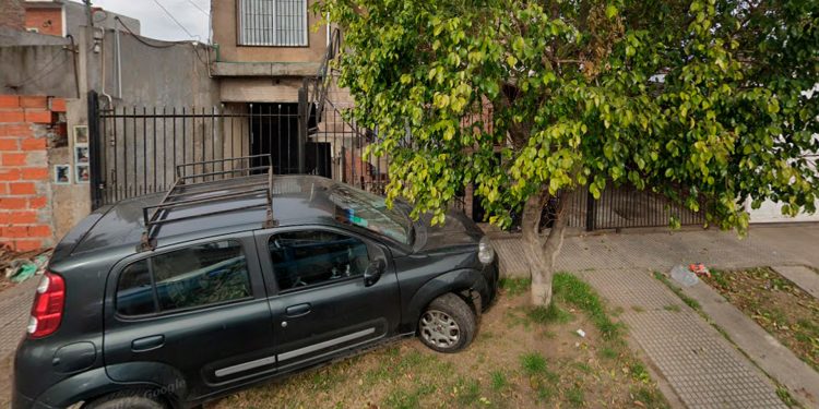 Un hombre roció con nafta a su exesposa e hija y quedó detenido