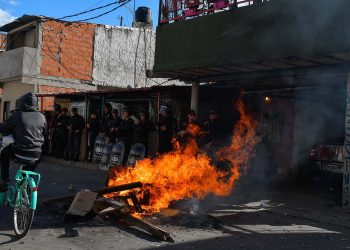 Violenta protesta por la muerte del barrendero baleado en medio de un tiroteo en Barracas