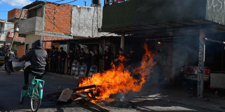 Violenta protesta por la muerte del barrendero baleado en medio de un tiroteo en Barracas
