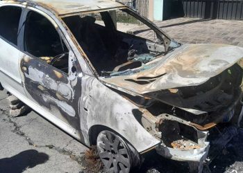 Buscan a un hombre acusado de incendiar al menos ocho vehículos