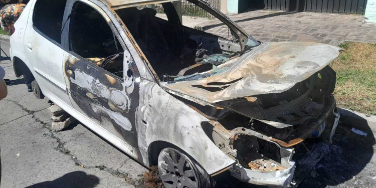 Buscan a un hombre acusado de incendiar al menos ocho vehículos